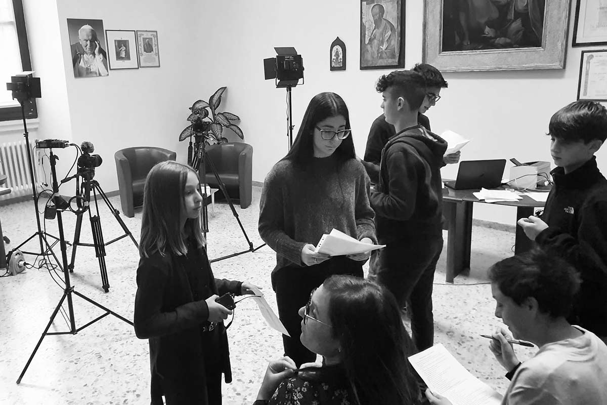 I ragazzi sono i primi protagonisti di questa scuola. Lo sono sia perché la scuola senza di loro non esisterebbe e e lo sono perché animano, in mille modi, anche solo con la loro presenza, l'esistere stesso della scuola